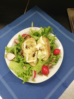 Salade au chèvre chaud au miel et aux noix