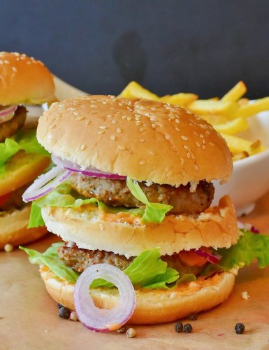 Burger saucisse rôtie laguiole et écir sauce maison